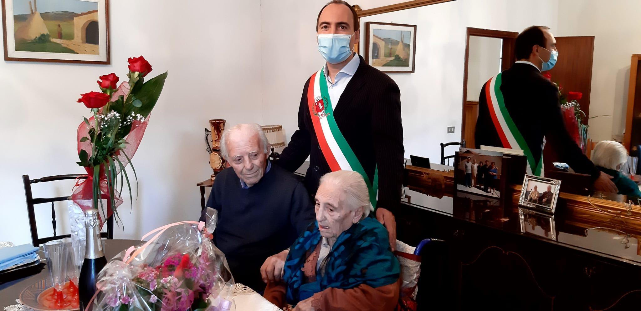 Giuseppe Lapolla e Maria Ciriuolo insieme al sindaco Simone Calamai
