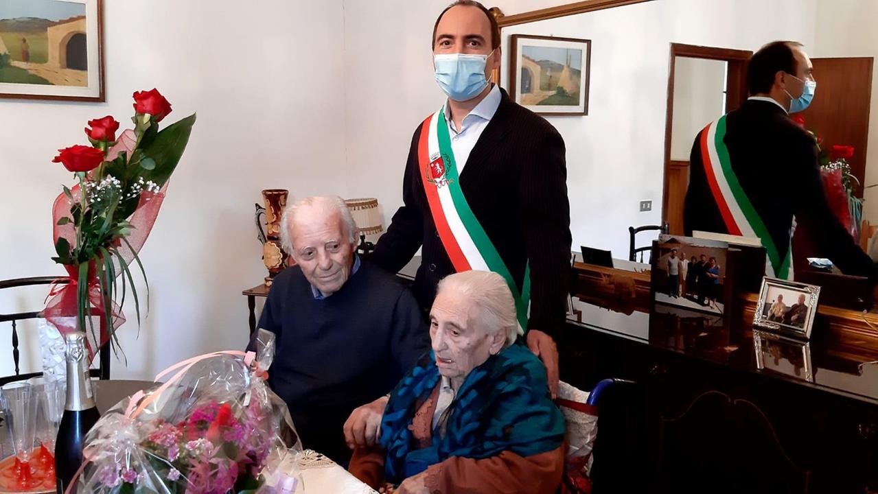 Giuseppe Lapolla e Maria Ciriuolo insieme al sindaco Simone Calamai