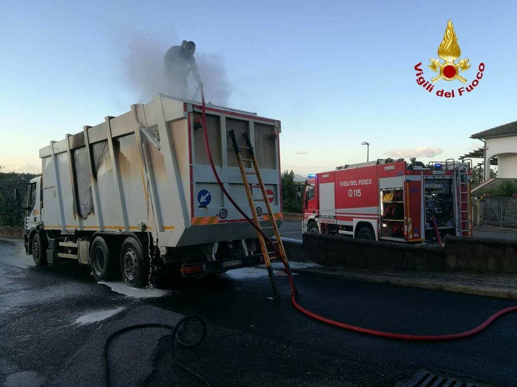 Fiamme sul camion dei rifiuti