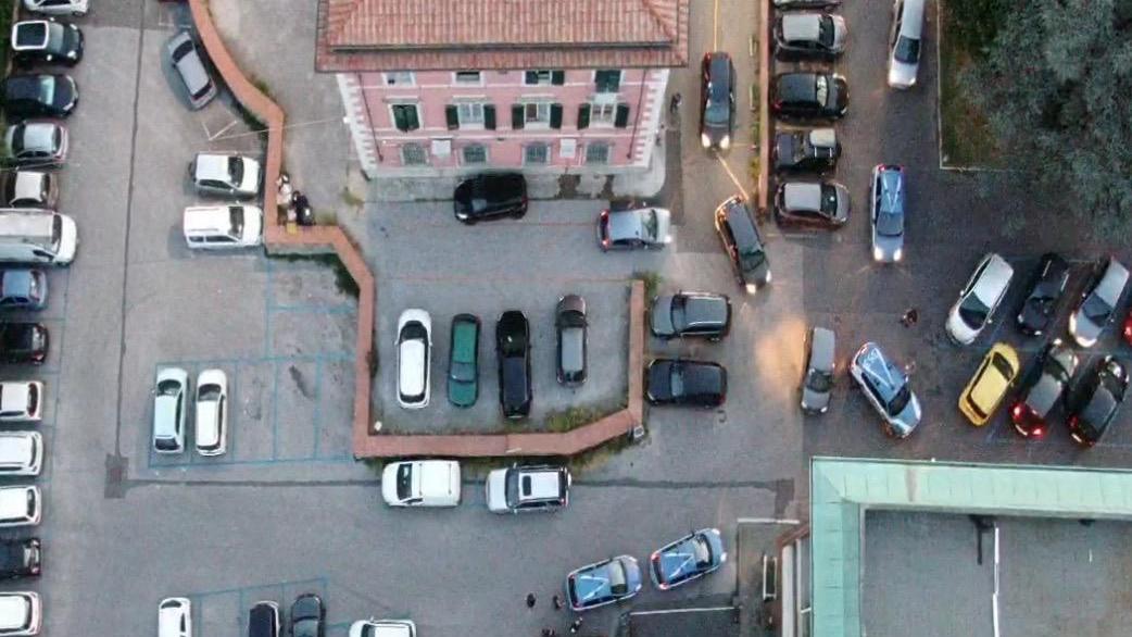 Scappa in bici dagli agenti: a casa gli trovano la cocaina