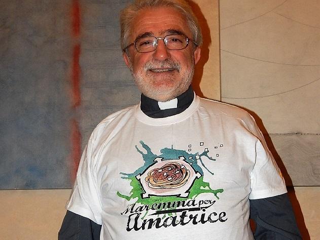 Il vescovo di Grosseto, Rodolfo Cetoloni, con la maglietta "Maremma per Amatrice", l'iniziativa del Tirreno di Grosseto che nel 2016 ha raccolto 11.500 euro donati al Comune di Amatrice, colpito dal terremoto