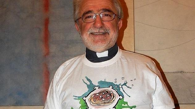 Il vescovo di Grosseto, Rodolfo Cetoloni, con la maglietta "Maremma per Amatrice", l'iniziativa del Tirreno di Grosseto che nel 2016 ha raccolto 11.500 euro donati al Comune di Amatrice, colpito dal terremoto