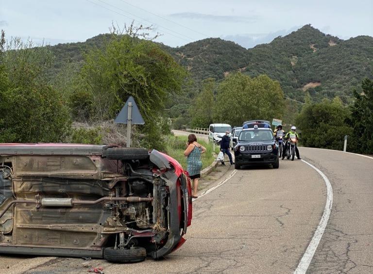 Perde il controllo dell'auto e si ribalta: ferita una 22enne di Villaputzu