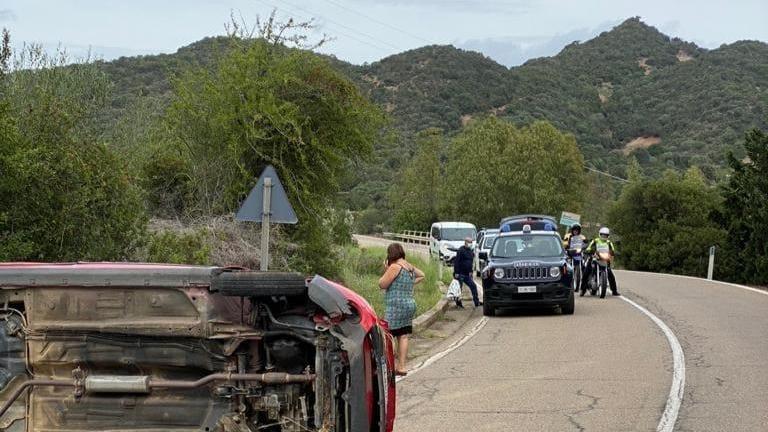 Perde il controllo dell'auto e si ribalta: ferita una 22enne di Villaputzu