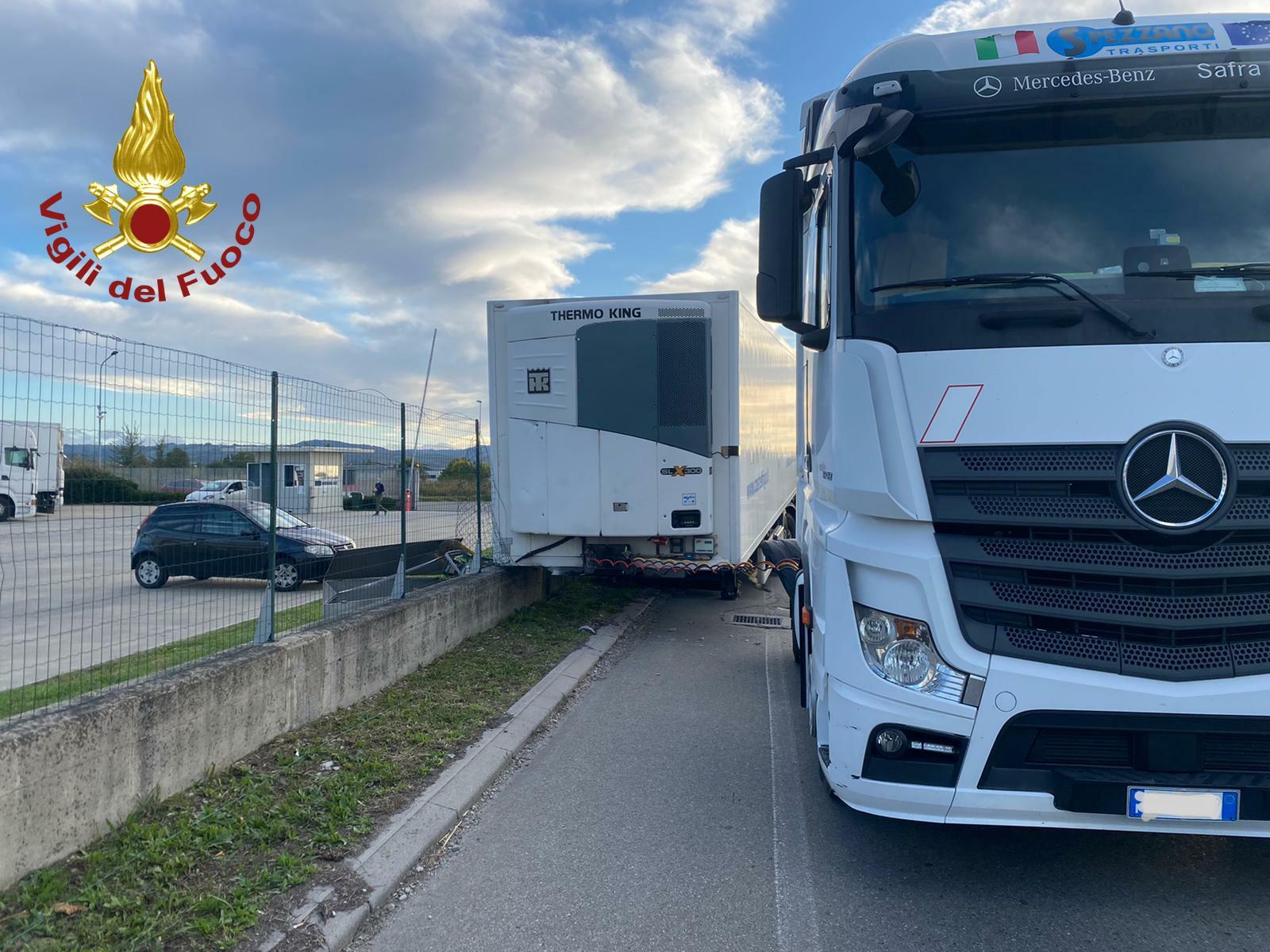 Castelnuovo, camion perde rimorchio che abbatte centralina del gas. Circolazione interrotta