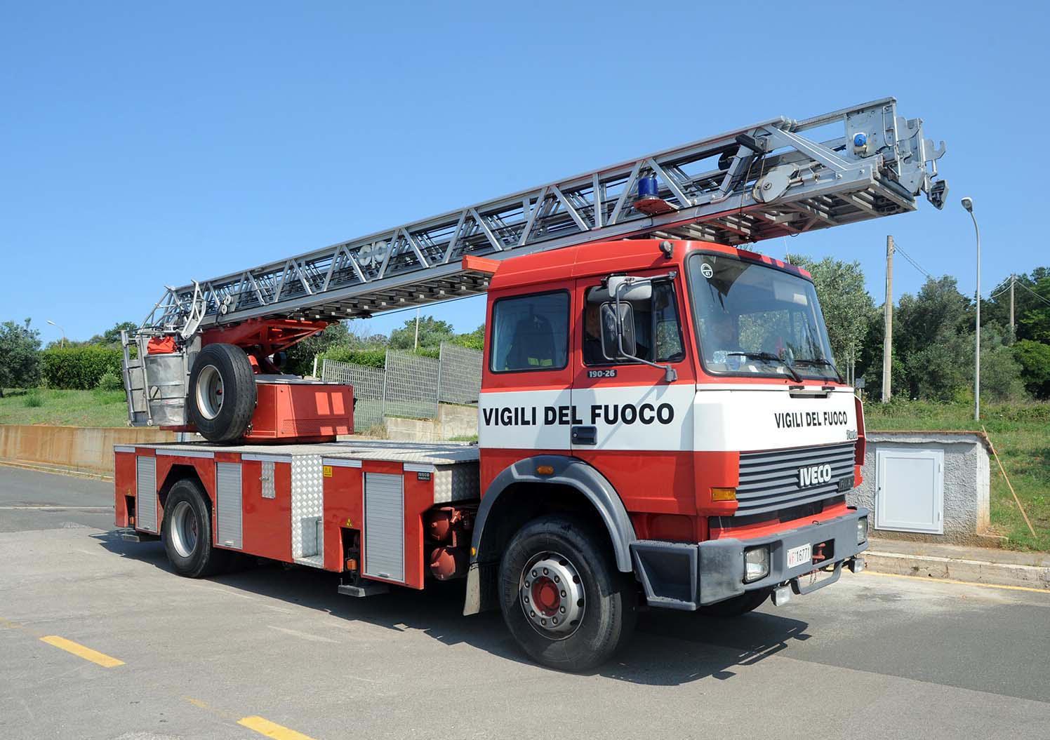 Un'autoscala dei vigili del fuoco