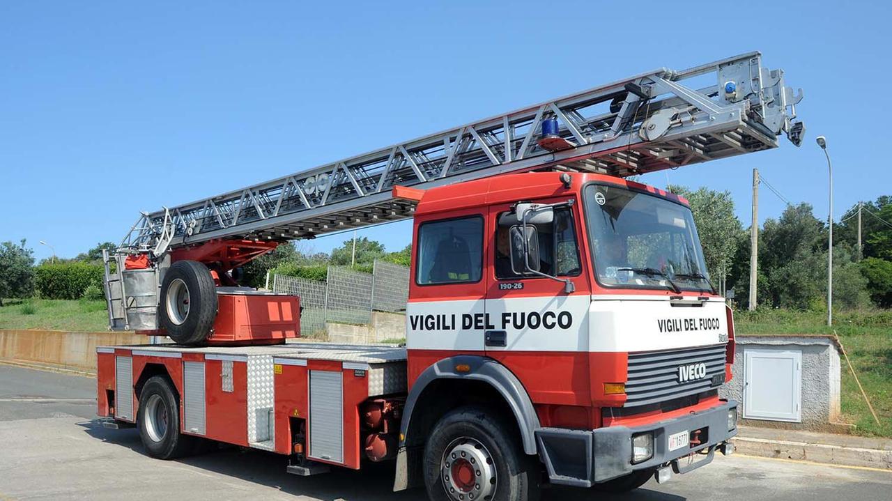 Un'autoscala dei vigili del fuoco