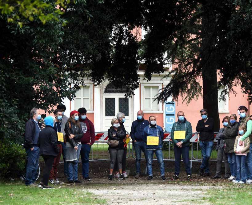 «Basta degrado a Villa Rinchiostra» Ancora chiuso lo spazio bambini Rodari 