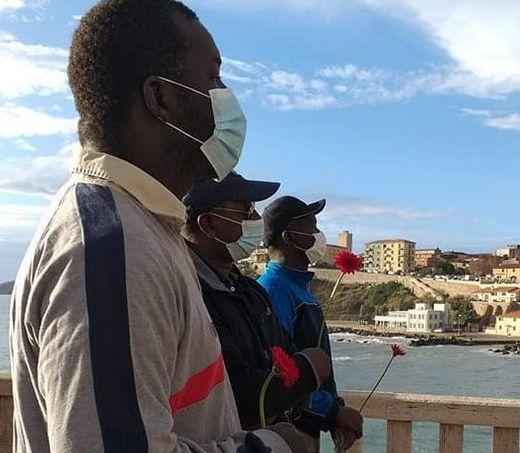 Fiori in mare per ricordare la strage dei migranti