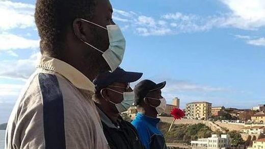 Fiori in mare per ricordare la strage dei migranti