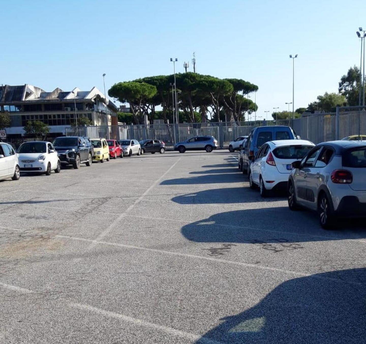 Auto in coda di domenica per effettuare i tamponi 