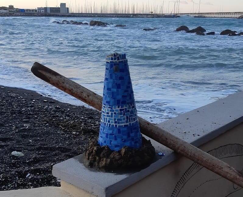 Danni al piccolo faro simbolo del lungomare e ai giochi per bambini