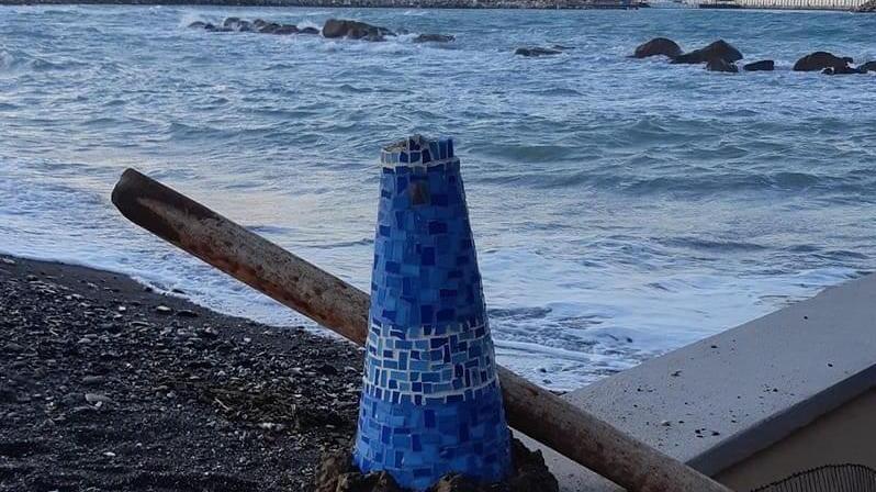Danni al piccolo faro simbolo del lungomare e ai giochi per bambini