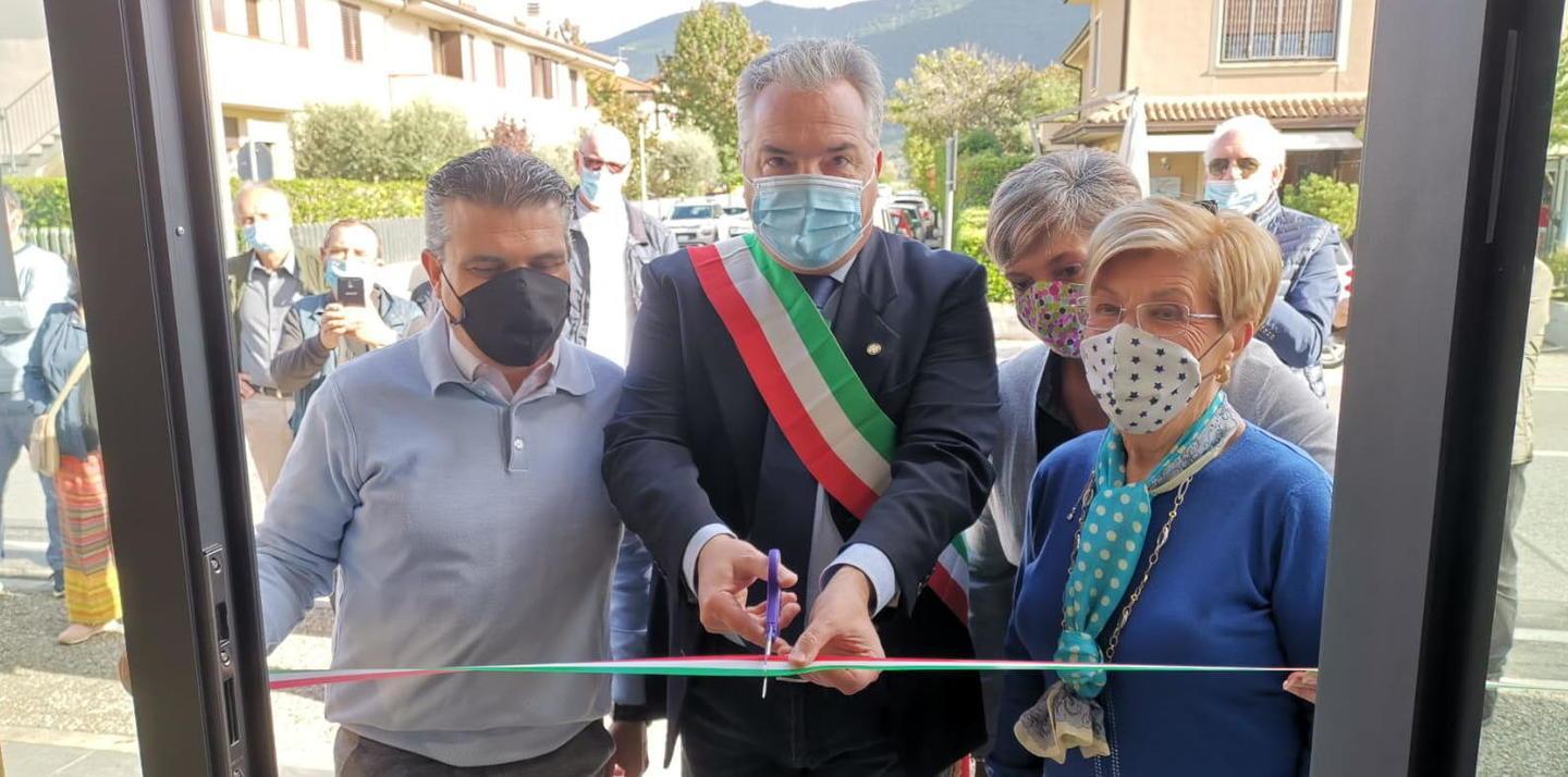 Inaugurata l’edicola sulla Calcesana «Un presidio sociale»