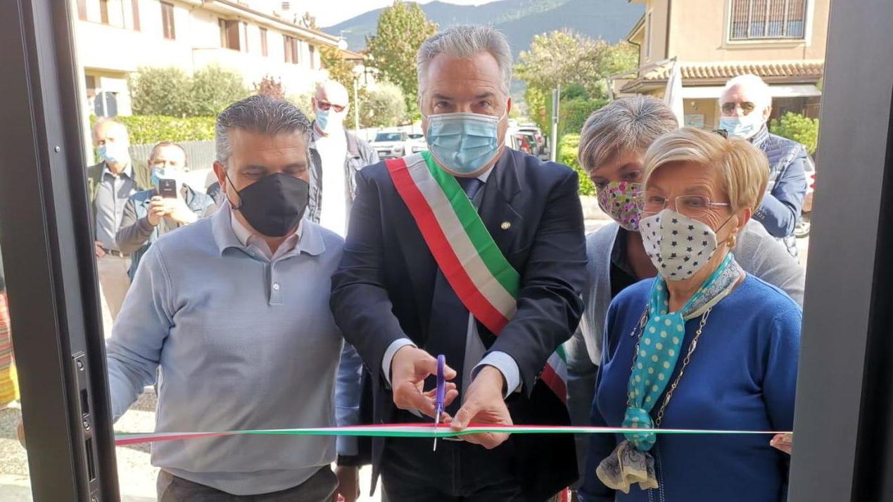 Inaugurata l’edicola sulla Calcesana «Un presidio sociale»