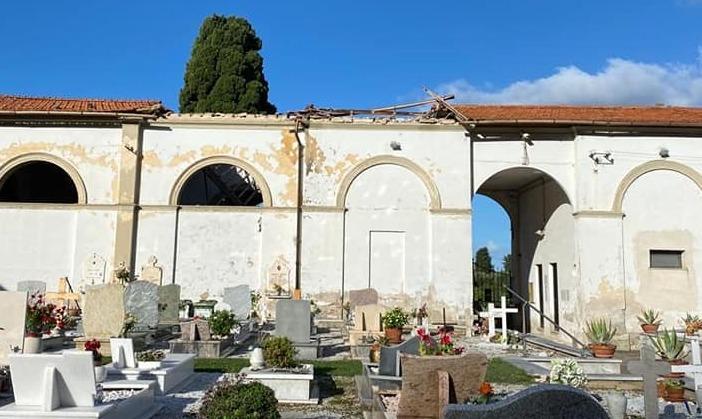 A Vecchiano crolla di notte una parte del loggiato del cimitero