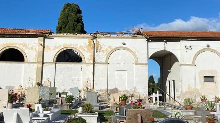 A Vecchiano crolla di notte una parte del loggiato del cimitero