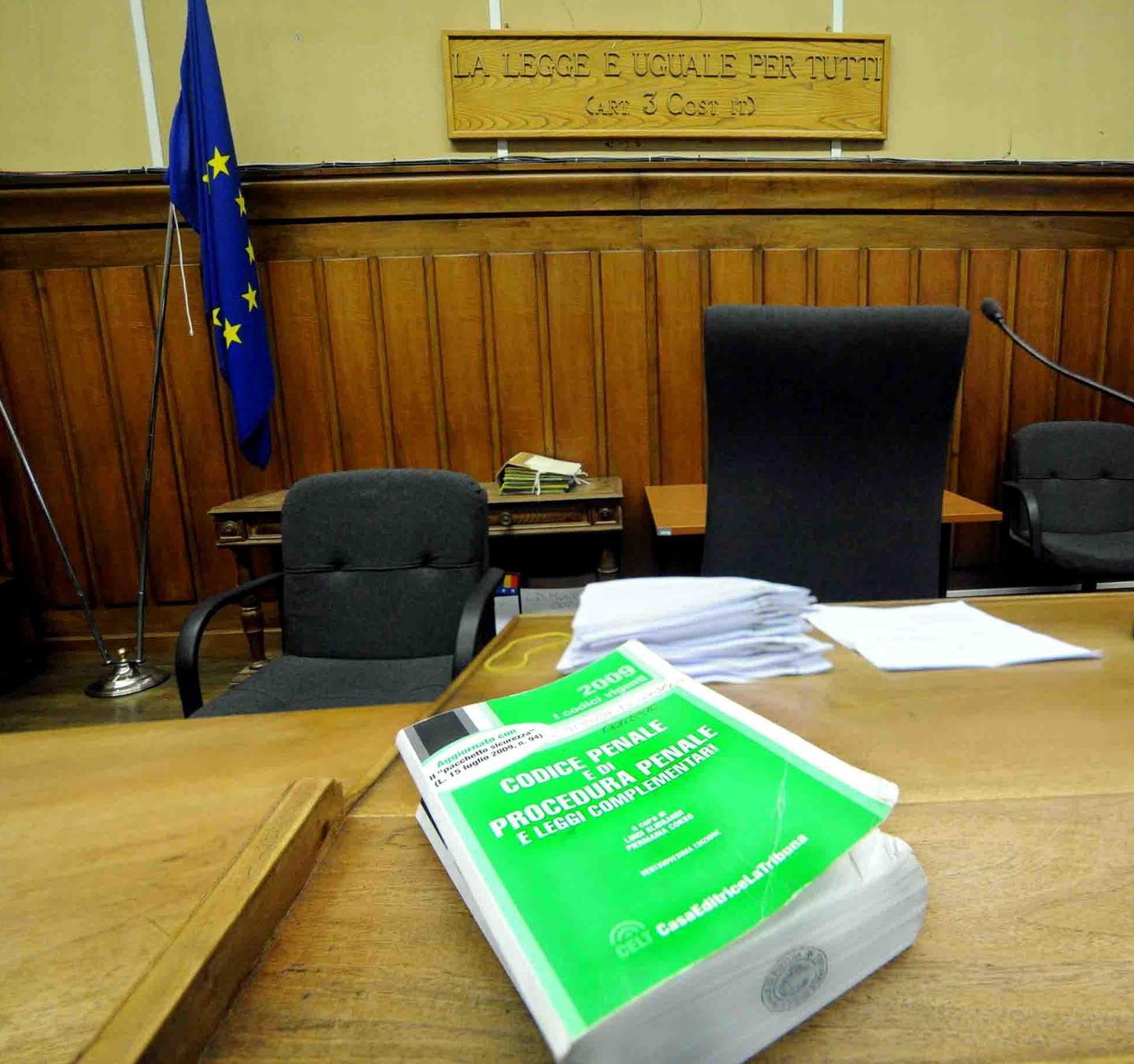 All’ennesimo rinvio della causa l’avvocato sbotta: «Vergogna» 