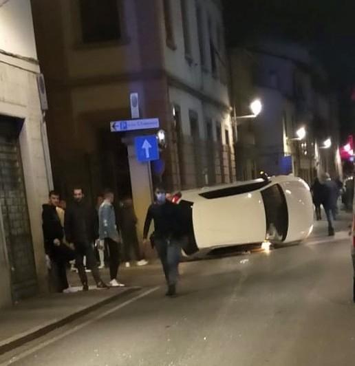 Via Frascati, quattro feriti nell’auto che si ribalta