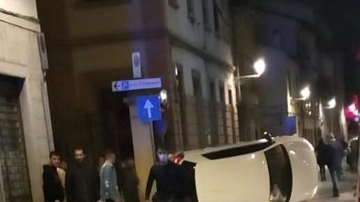 Via Frascati, quattro feriti nell’auto che si ribalta