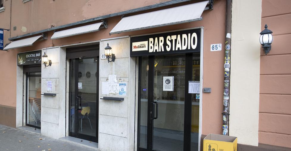 Prende a pugni il barista per 20 euro Bandito arrestato: aveva anche un coltello