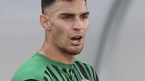 ayhan entra e convince bene ferrari