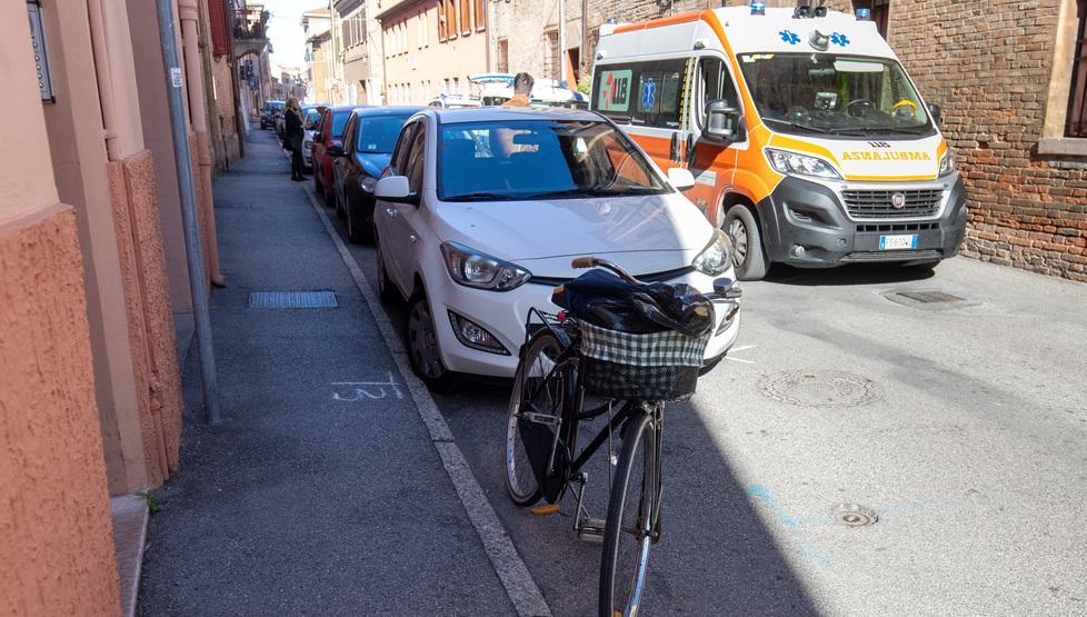Cade colpita da una portiera