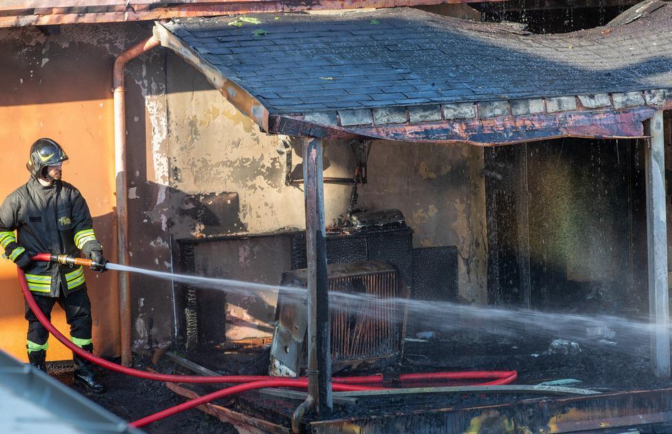 In fiamme un altro casolare È il terzo in una settimana 