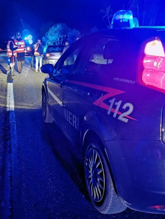 Auto sbanda e si ribalta, feriti tre amici 