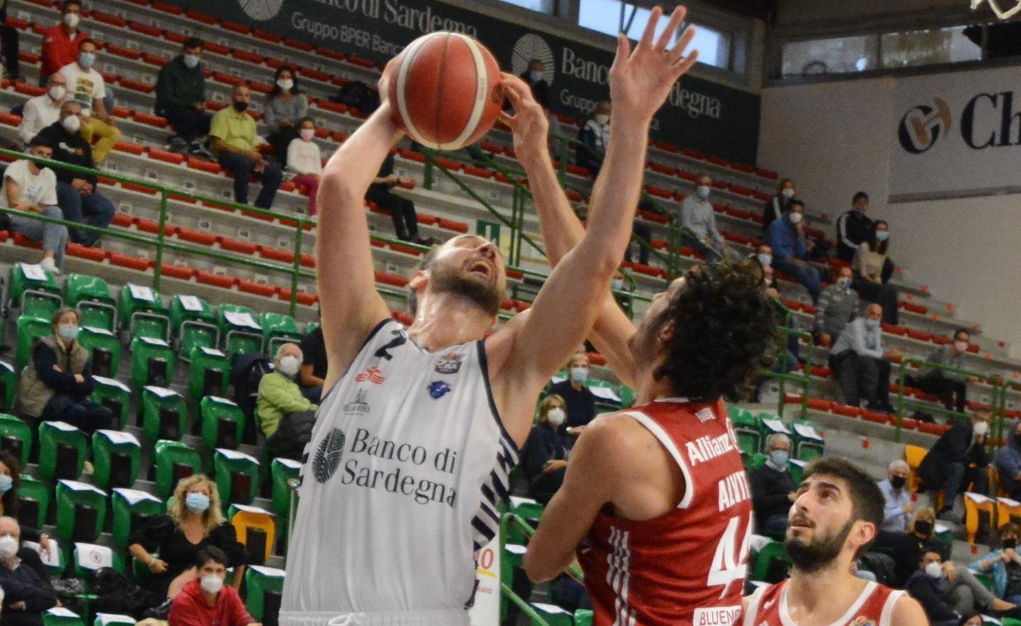 La Dinamo ha le mani gelide Trieste la sorpassa in volata 