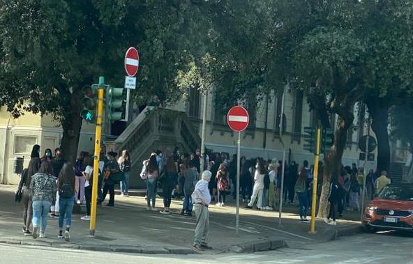 Studenti ammassati: a Sassari delirio senza regole davanti alle scuole 