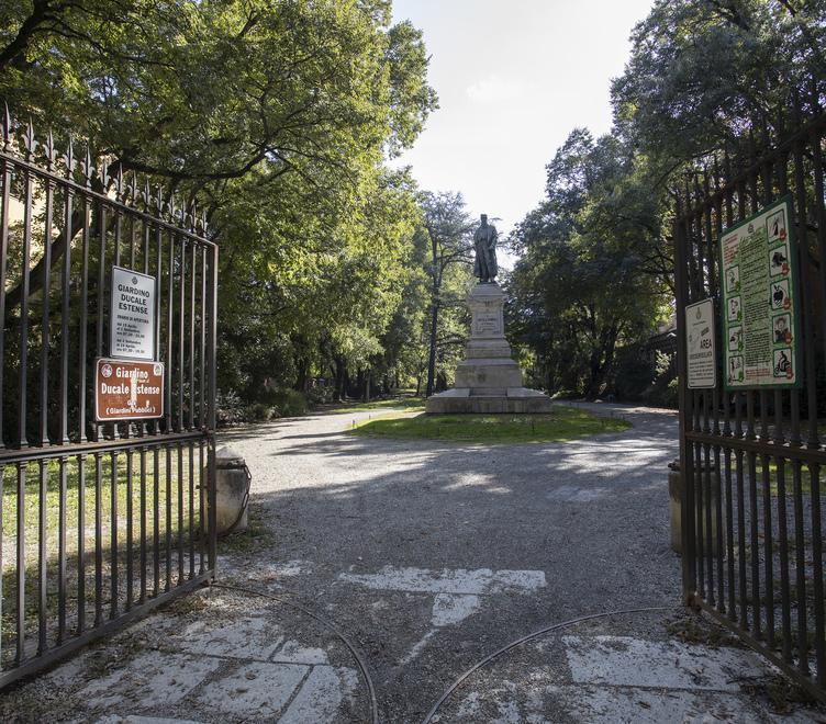Modena «Io e i miei amici aggrediti da quei tre ragazzi armati ai Giardini» 