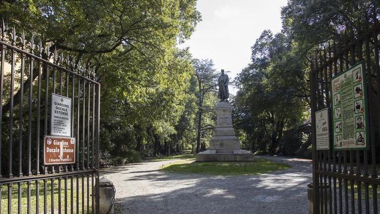 Modena «Io e i miei amici aggrediti da quei tre ragazzi armati ai Giardini»