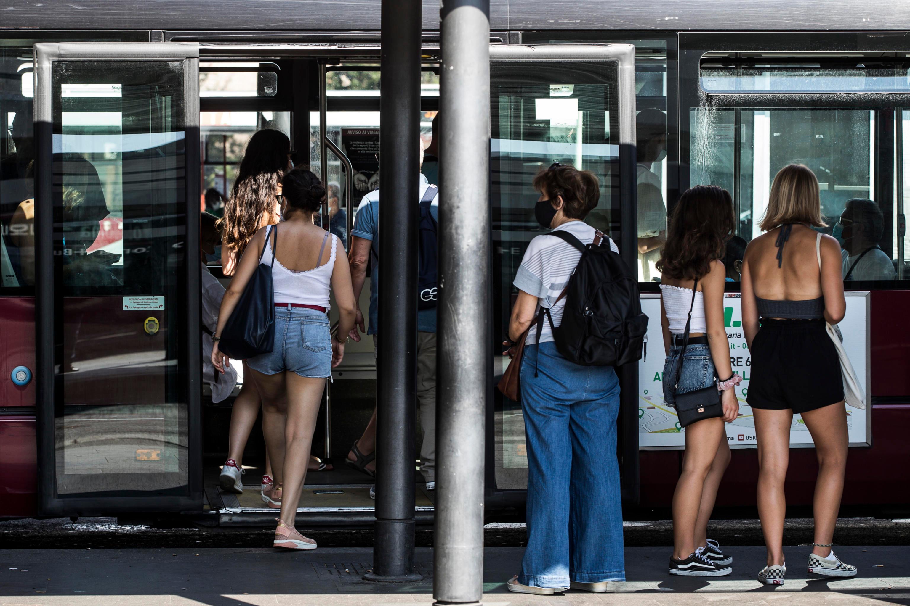 La Cgil: «Vaccini influenzali agli autisti dei bus» 
