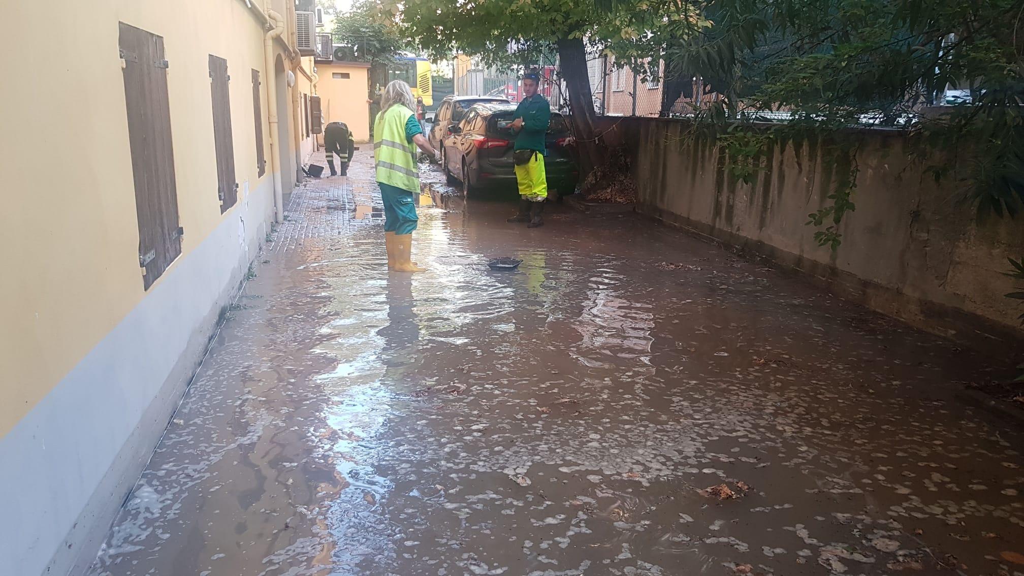 Modena. Si rompe condotta dell'acqua: allagamento in via Luosi 