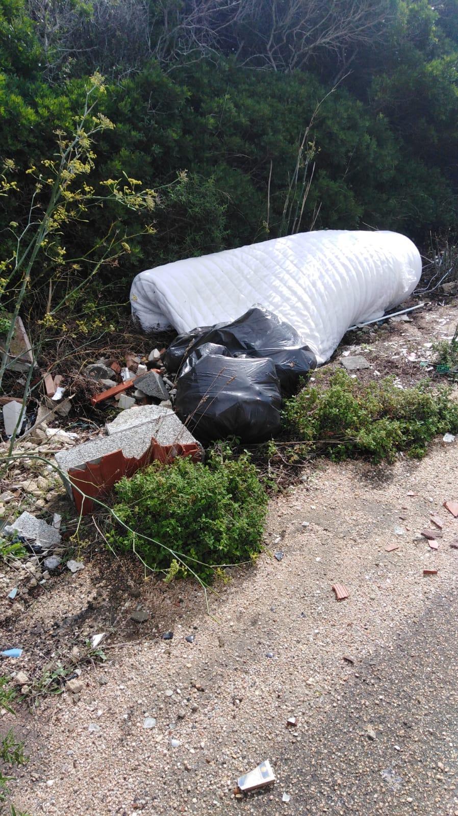 Stintino, foto trappole per scovare chi abbandona i rifiuti