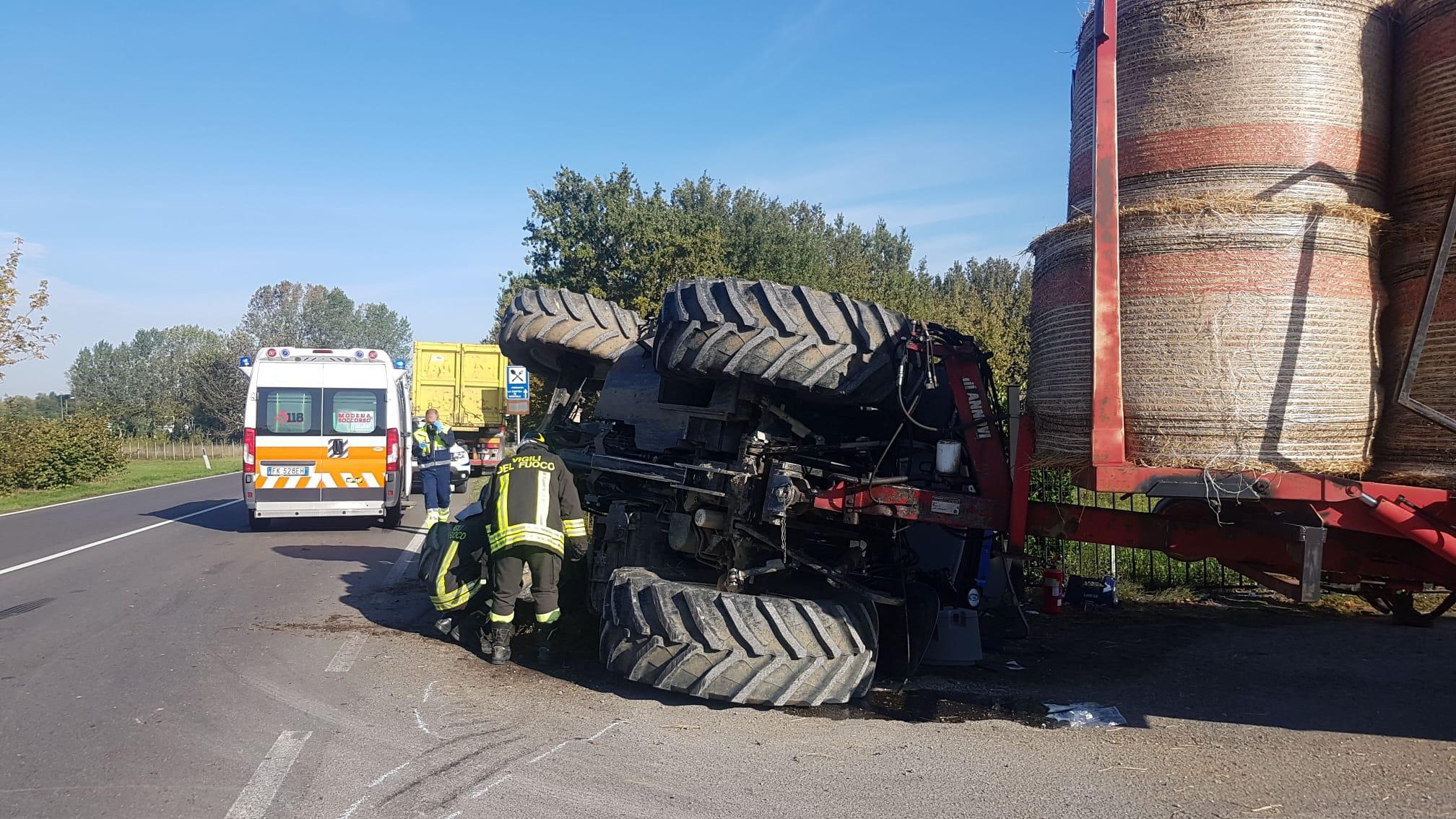 Modena, strada Vignolese: trattore che trasporta rotoballe si rovescia dopo tamponamento. Un ferito 