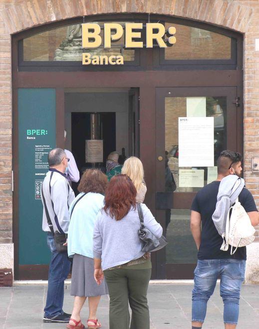 Correntisti arrabbiati con Bper per le chiusure: «Trasferiamo i conti» 