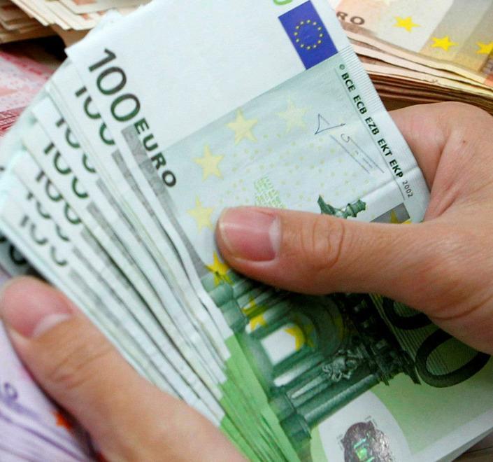 Bloccato con 17 “centoni” falsi Li stava rifilando in centro 