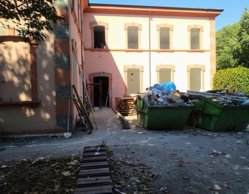 Infissi sbagliati alla scuola di Calerno «Ecco il perché dei lavori bloccati» 
