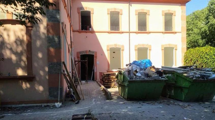 Infissi sbagliati alla scuola di Calerno «Ecco il perché dei lavori bloccati»