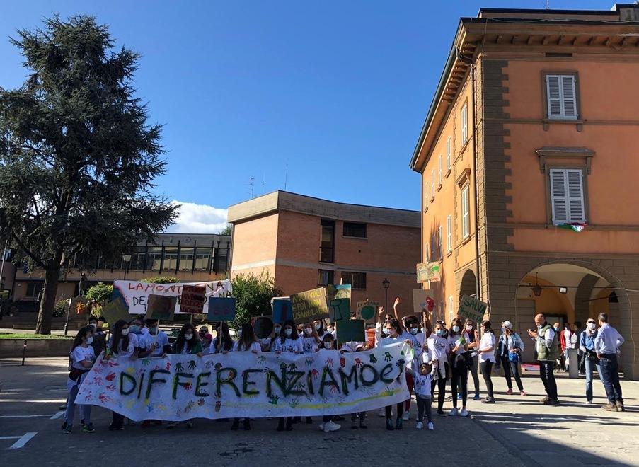 Contro l’abbandono dei rifiuti giovani e adulti in corteo 