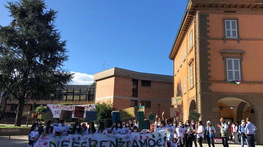 Contro l’abbandono dei rifiuti giovani e adulti in corteo