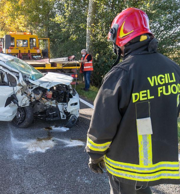 Con l’auto contro un platano Grave un uomo, traffico in tilt 