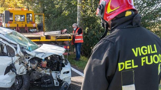 Con l’auto contro un platano Grave un uomo, traffico in tilt