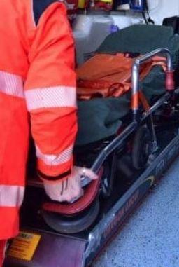 Pensionato di 78 anni cade dalle scale, è grave