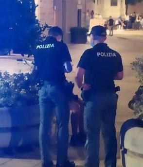 Troppi clienti, poche mascherine 