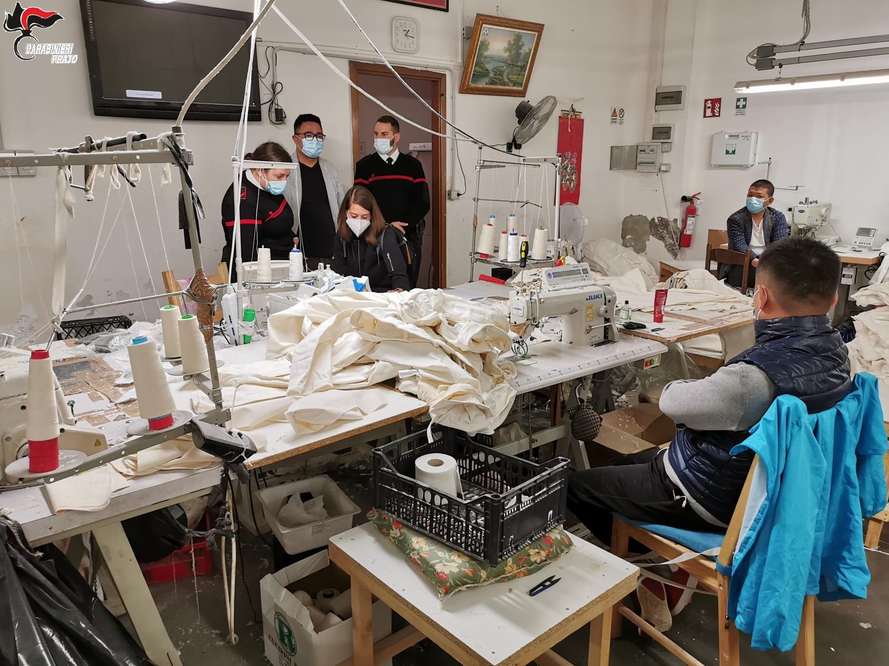 I controlli dei carabinieri in una delle confezioni perquisite