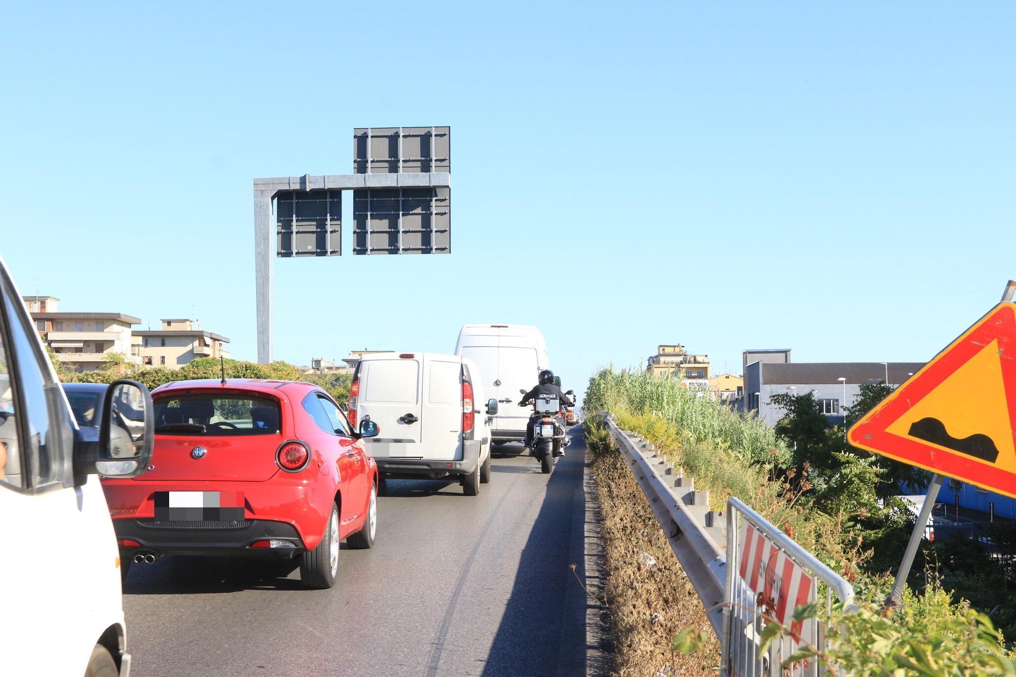 Auto in coda sul viale Leonardo Da Vinci (foto d'archivio)