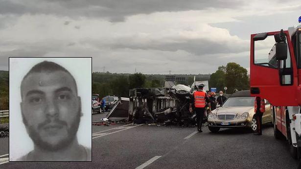 Scontro tra un furgone e un camion sulla 131: muore un 25enne di Nuoro